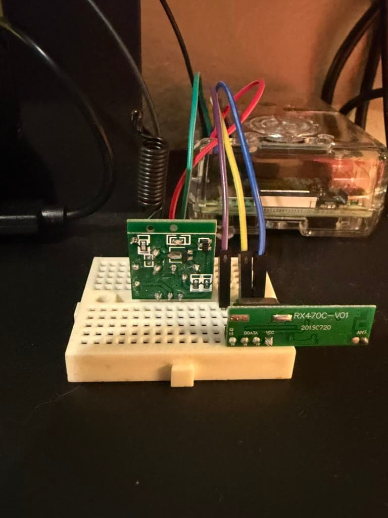 An RX470C radio receiver wired on a breadboard beside a Raspberry Pi.